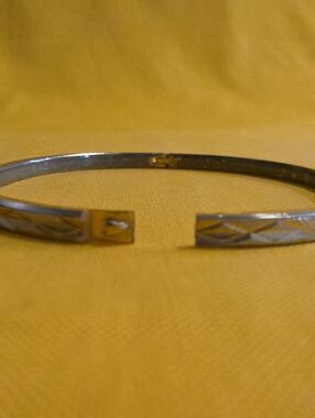 Vintage-Style ▪︎ Gold-Tone Hinged Bangle Bracelet ▪︎ Diamond-Cut Texture